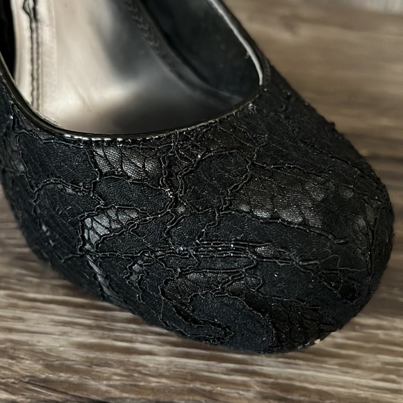 LE CHATEAU Black Lace Close Toe Heels - Picture 4 of 8